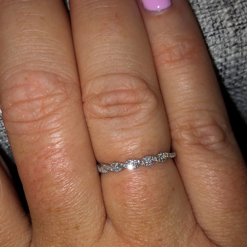10 white gold diamond twist band size 7